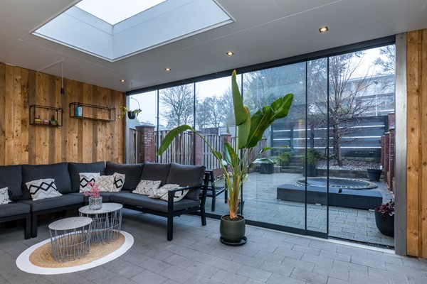 Foto - Te koop: Moderne instapklare drive-inwoning met garage, 3 slaapkamers, balkon met prachtig uitzicht en geheel bestraatte onderhoudsvriendelijke tuin met tuinkamer gelegen aan de rand van Heerlen.
